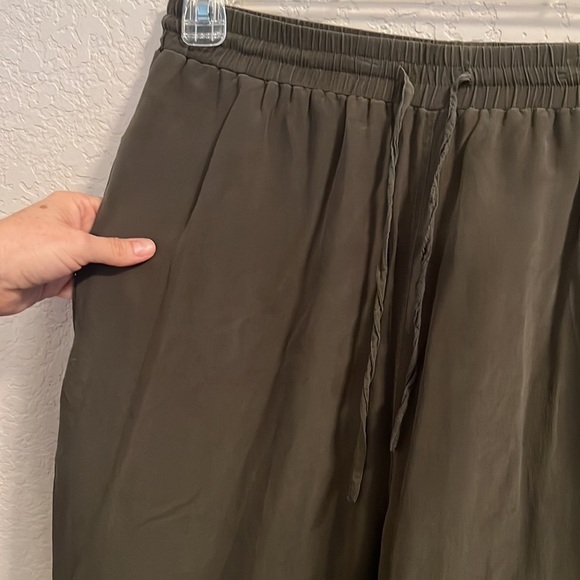 100% Silk Wide Leg Pull On High Waisted Pant. Cropped length. Olive green. M/L - Picture 5 of 6